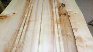 Plateau de table bords bruts pin et frêne