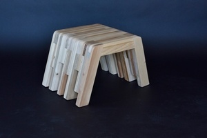 Tabouret "Mille-Pattes" en bois sur-cyclé