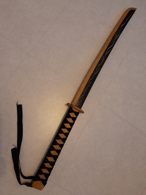 Katana Zenitsu revisité, en chêne