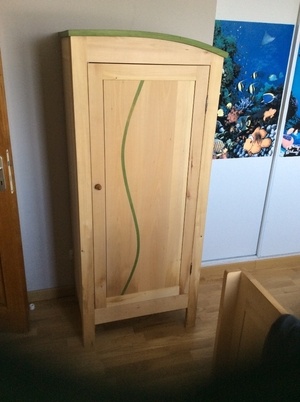 La bonnetière à côté du lit