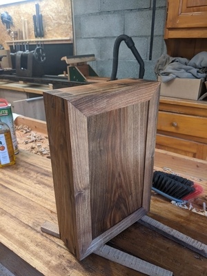 Boîte complète, porte fermée. Elle sera installée sur un mur près de la porte d'entrée.