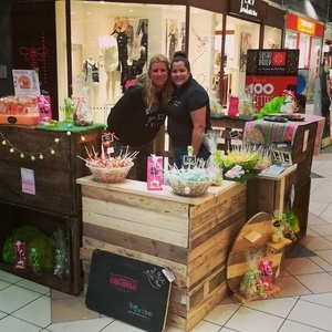 2 Boutiques Pop-up stores entièrement en bois de récupération