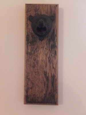 Décapsuleur bois teinté.