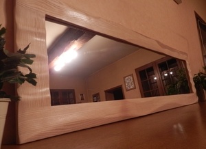 Un miroir avec des formes