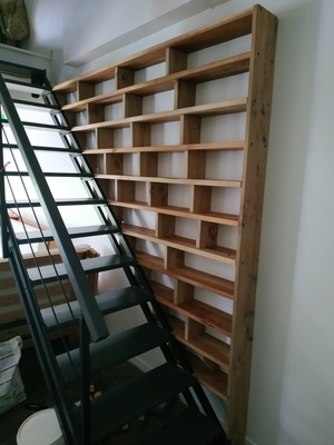 Bibliothèque dans escalier