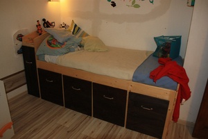 Un lit d'enfant surélevé