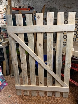 Une série de portes et portail en palettes