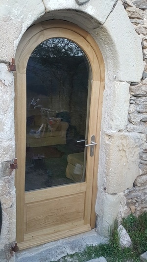 Porte fenêtre bois cintrée.