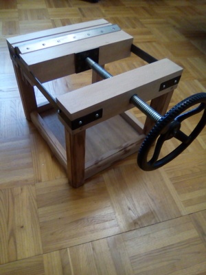 Presse pour reliure avec fût à rogner