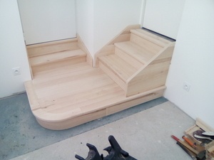 Escalier en frêne avec plat forme