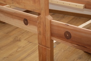 Lit cabane avec tiroirs et escalier