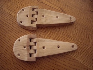 Charniéres en chêne pour meubles