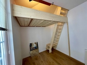 Plateforme pour lit en mezzanine et son escalier d'accès