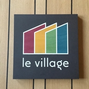 Enseigne en placage coloré sur MDF teinté