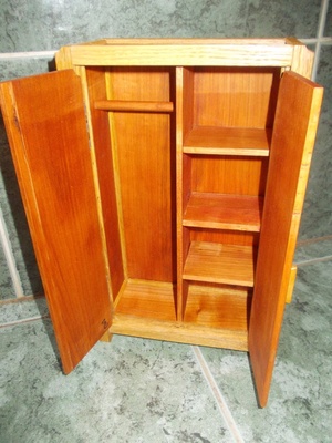 Armoire pour poupée