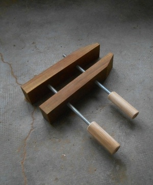 Presse à serrage parallèle