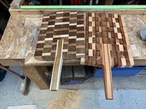 2 planches en bois debout