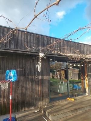 Fixation tonnelle acier sur maison bois