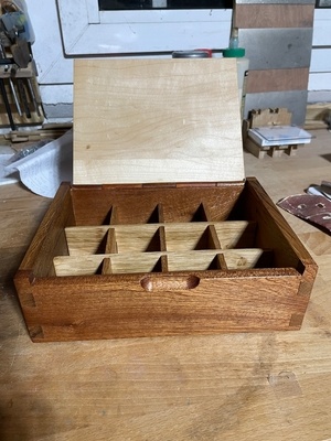 Boîte à charnière invisible