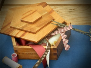 Petite boîte de rangement en merisier