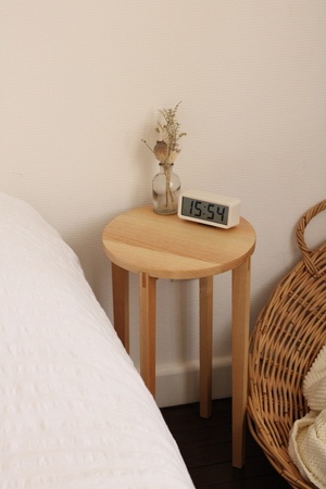 Petit chevet sur pieds