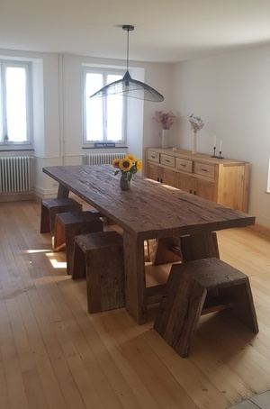 Table et tabourets en vieux madriers