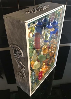 Boîte à vin transformée en vitrine des parfums