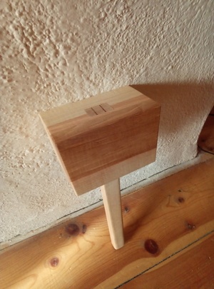 Maillet en frêne et chêne avec coins en merisier