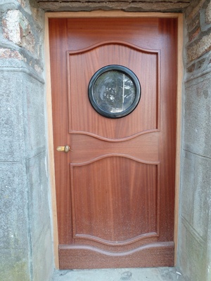 Porte en sappeli avec hublot