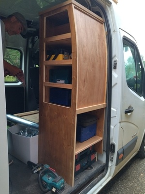 Meuble colonne pour rangement outillage dans véhicule