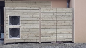 Dissimuler une pompe à chaleur et les poubelles