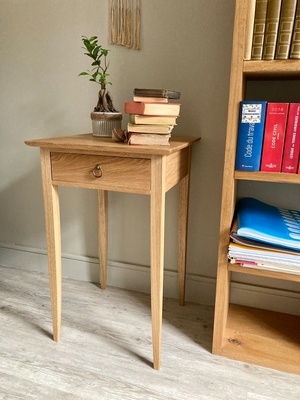 Une petite console en chêne pour l'appartement