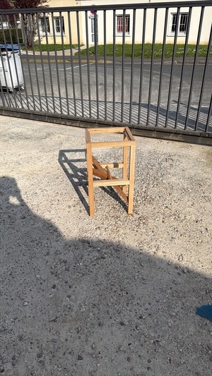 Tabouret avec une croix à dévers