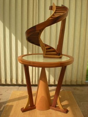 Escalier conique renversé à jour entonnoir