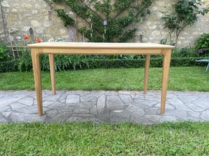 Table en chêne au design contemporain