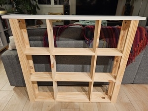 Une étagère à mettre derrière un meuble bébé