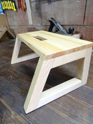 Un marche pied full frêne