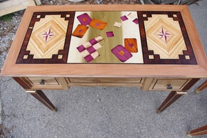 Table à jeux en marqueterie et assise en noyer