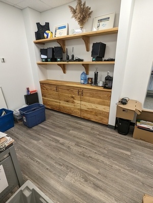 Meuble et tablettes en frêne massif