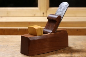 Rabot de finition avec une pièce de réglage de la lumière