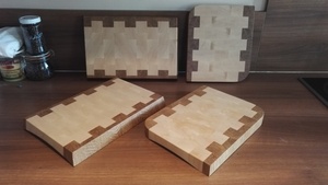 Planches en bois debout