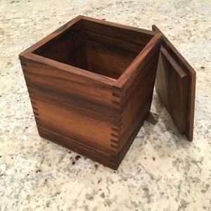 Petite boîte en très vieux noyer