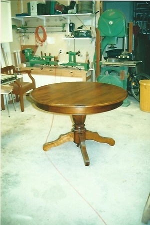 Table ronde en merisier