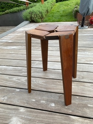 Une vieille lame de terrasse qui traine et le tabouret de Boris