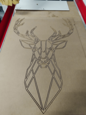 Gravure CNC d'un Cerf Géométrique
