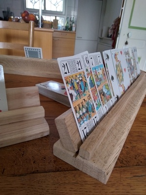Présentoirs pour jouer aux cartes.