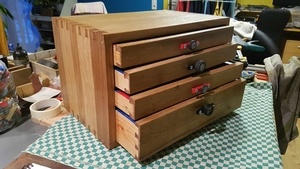 Coffre à tiroirs en chêne pour lego