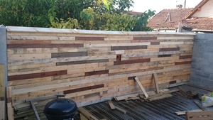 Bardage de mur en bois de récupération
