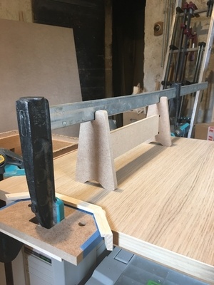 Chevalet assistant pour serrage de serre-joint