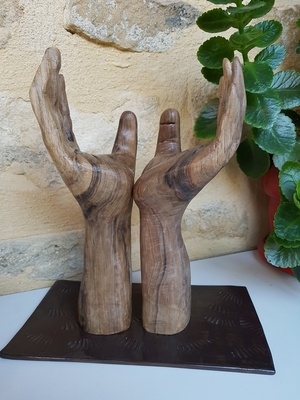 Sculpture de mains en noyer